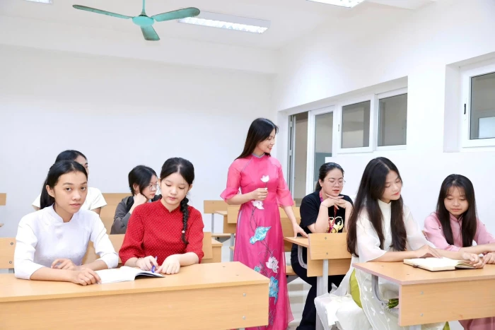 Nữ tiến sĩ 'bắt mạch nỗi đau' bằng văn chương