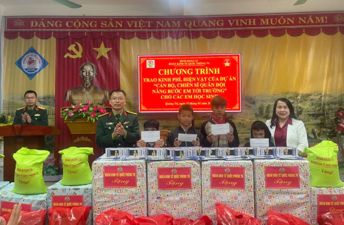 Đoàn Kinh tế-Quốc phòng 79: Trao kinh phí, hiện vật cho học sinh xã Kim Ngân