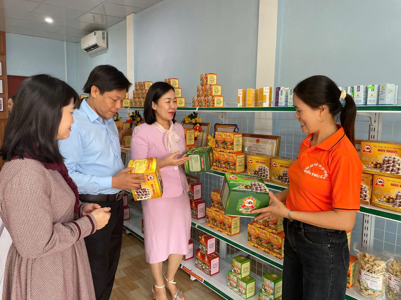 Bà Đinh Thị Quỳnh Hoa (thứ 3, từ trái sang), Chủ tịch Liên minh Hợp tác xã tỉnh thăm các mô hình hợp tác xã- Ảnh: N.TR