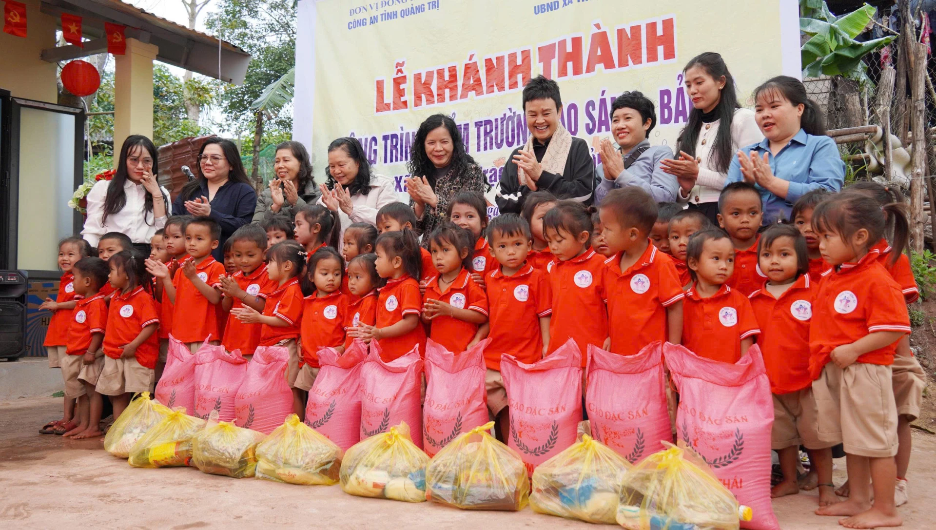 Trao tặng suất ăn cho trẻ học tại điểm trường.