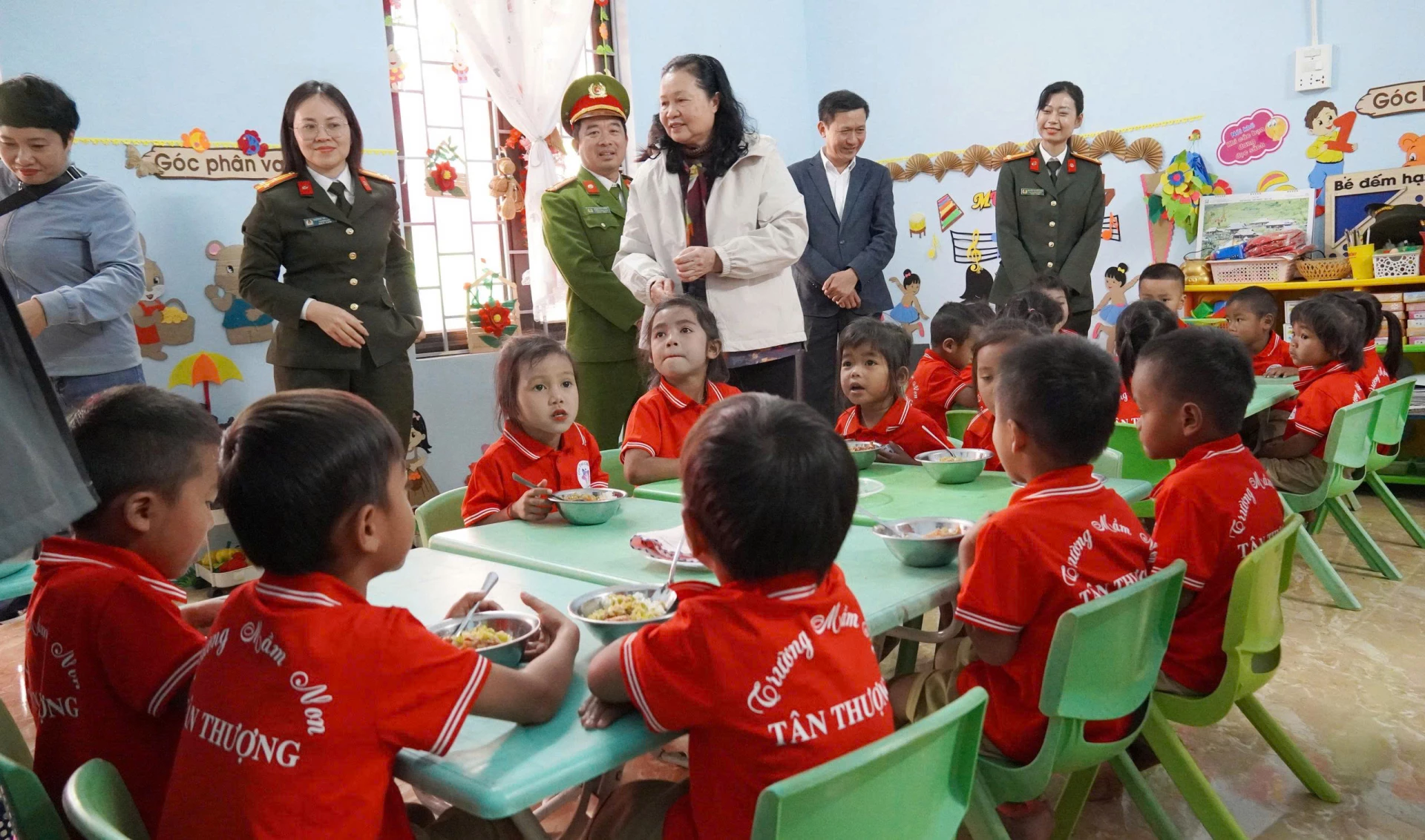 Từ năm 2020, trẻ em tại các điểm trường trên địa bàn xã Thượng Trạch được Quỹ “Cơm trưa cho bé” hỗ trợ bữa ăn cơm trưa và bữa lỡ. 