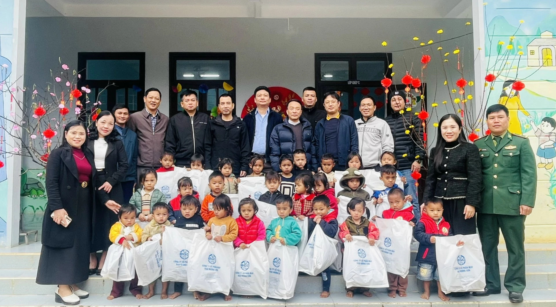 Đoàn thiện nguyện 81+ Bắc Giang tặng quà cho các em học sinh tại điểm Trường Mầm non số 2 Thượng Hóa - Ảnh: X.P