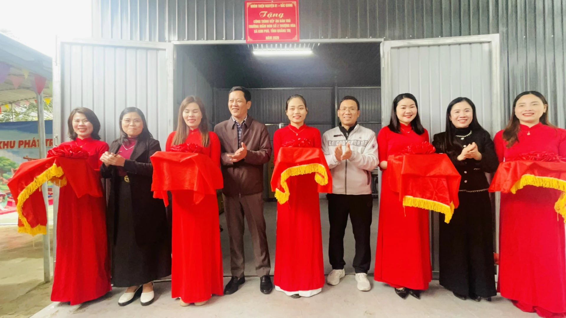 Các đại biểu cắt băng khánh thành bếp ăn bán trú tại điểm trường bản Mò O Ồ Ồ, Trường Mầm non số 2 Thượng Hóa, xã Kim Phú - Ảnh: X.P