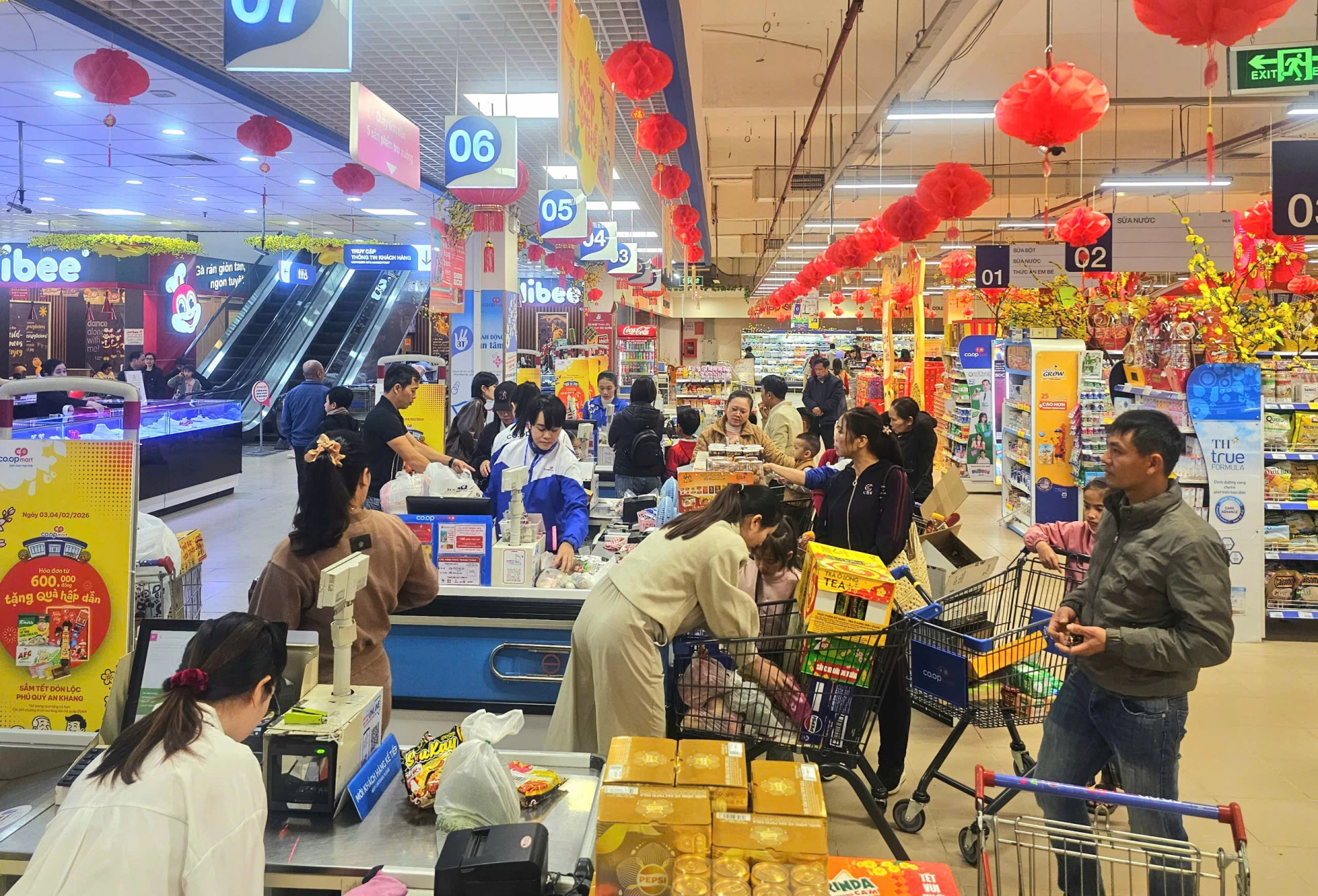 Người dân mua sắm phục vụ Tết Nguyên đán Bính Ngọ tại Siêu thị Co.opmart Đông Hà - Ảnh: L.T