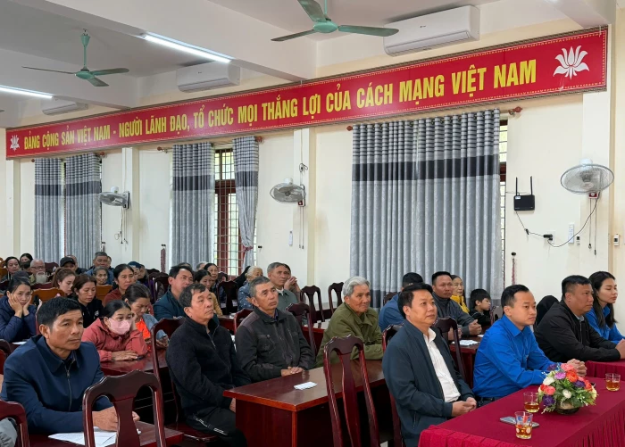 Trao tặng 100 suất quà Tết cho người dân khó khăn xã Tuyên Bình