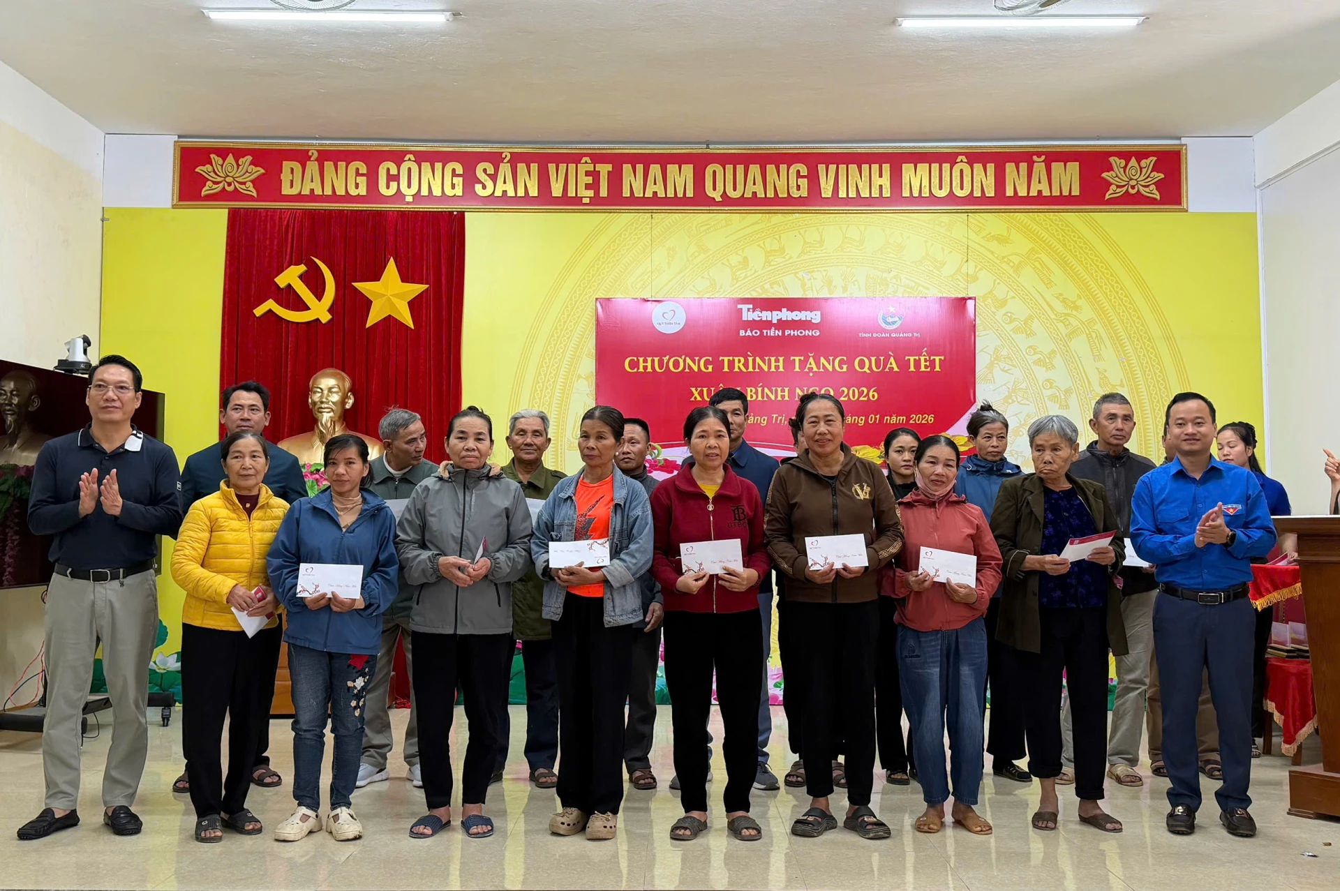 Đoàn đã trao 100 suất quà cho các hộ gia đình có hoàn cảnh khó khăn - Ảnh: Nh.V