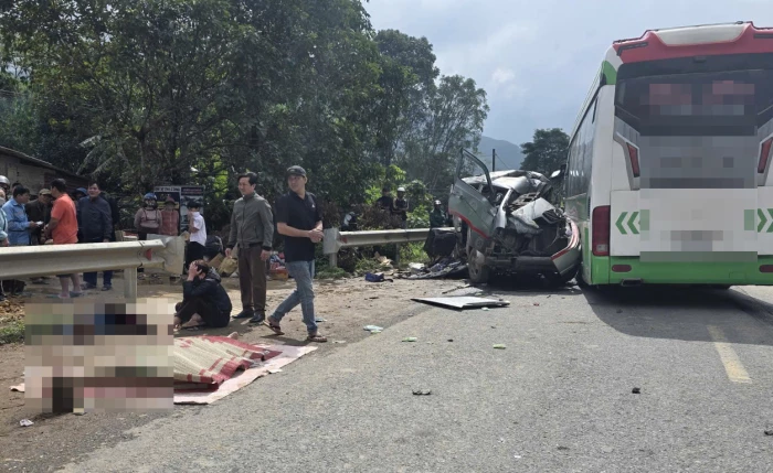 2 ô tô va chạm trên Quốc lộ 9 khiến 2 người thiệt mạng