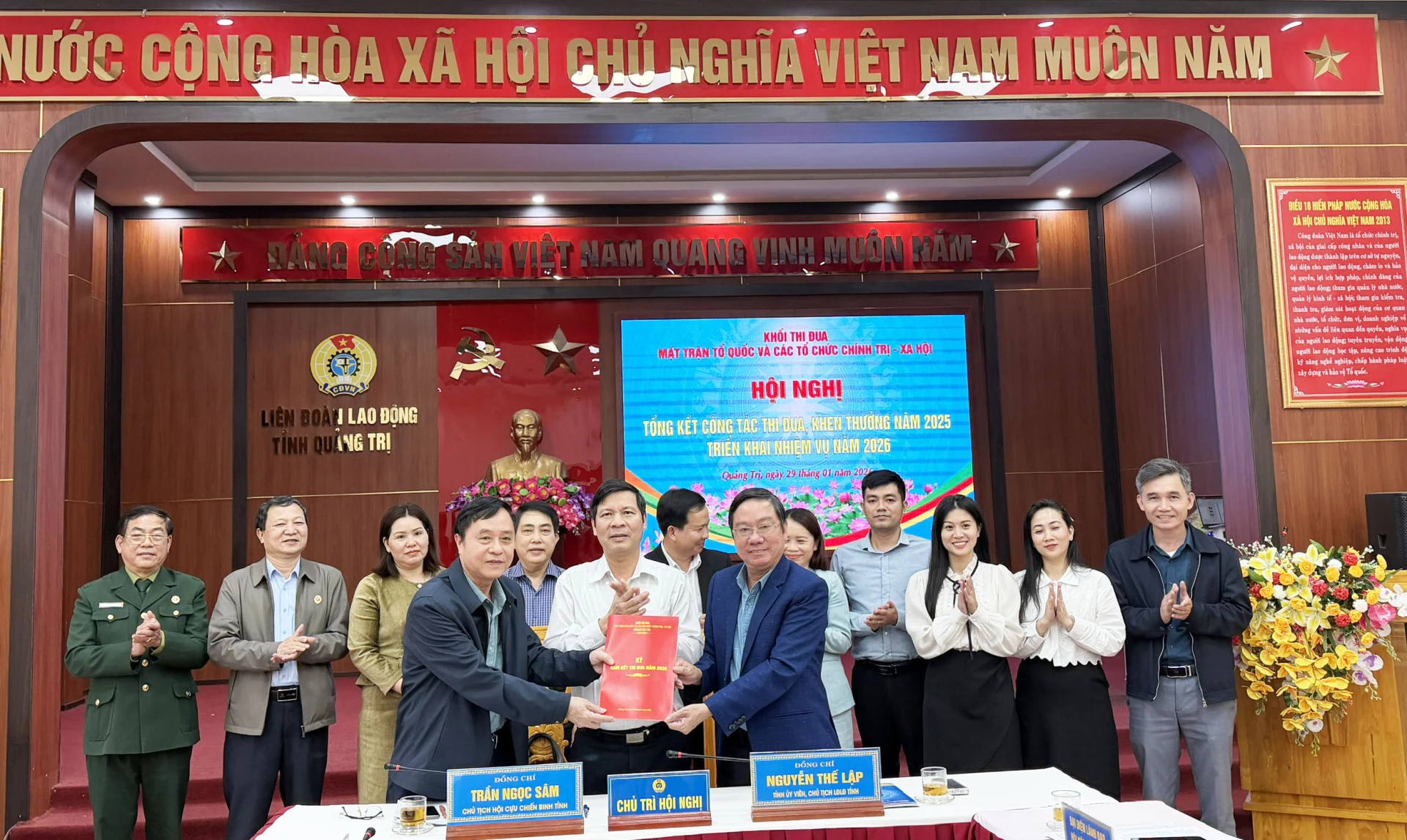 Các đơn vị ký kết giao ước thi đua - Ảnh: Nh. V