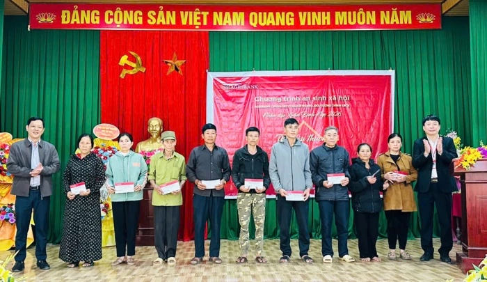 Trao tặng 160 suất quà Tết cho hộ nghèo