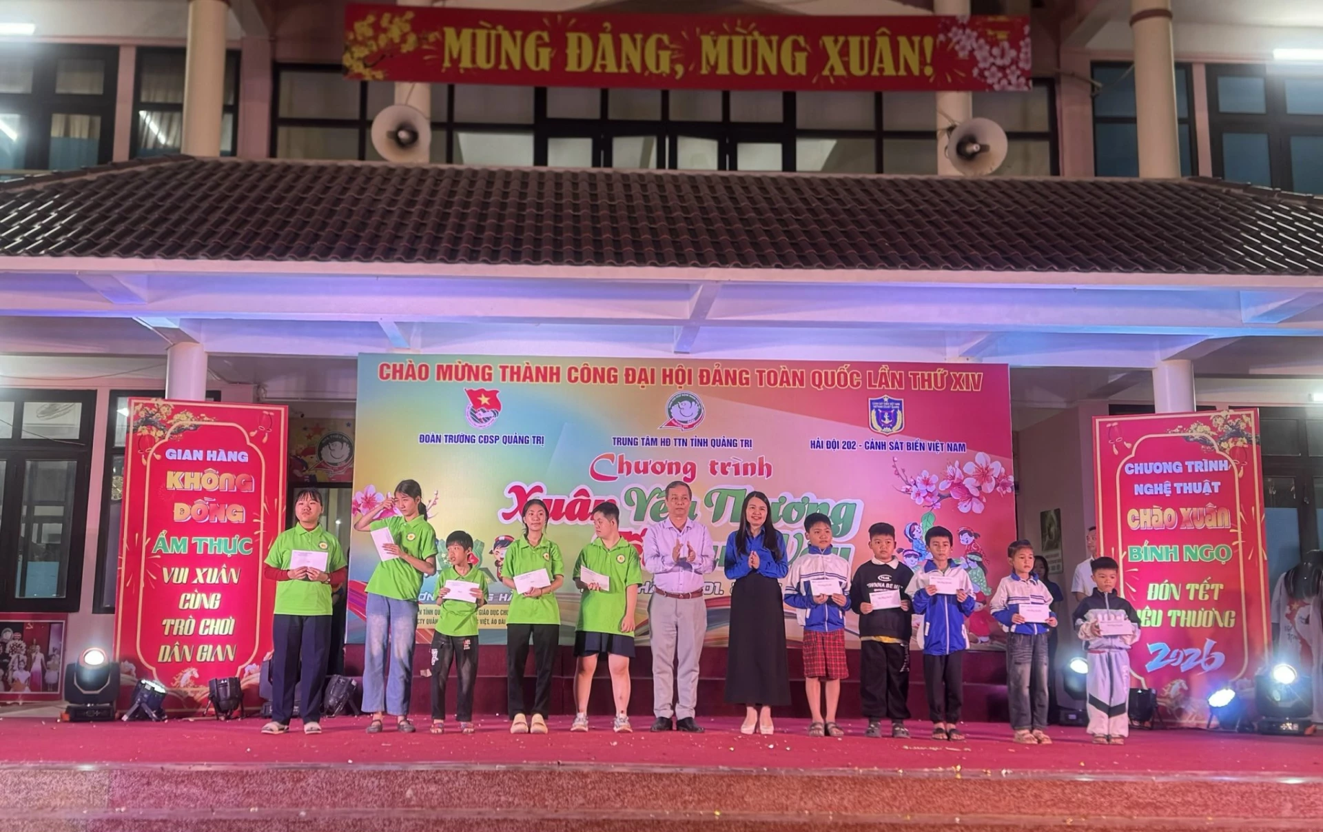 Các đại biểu trao quà cho các em học sinh có hoàn cảnh khó khăn tại Chương trình