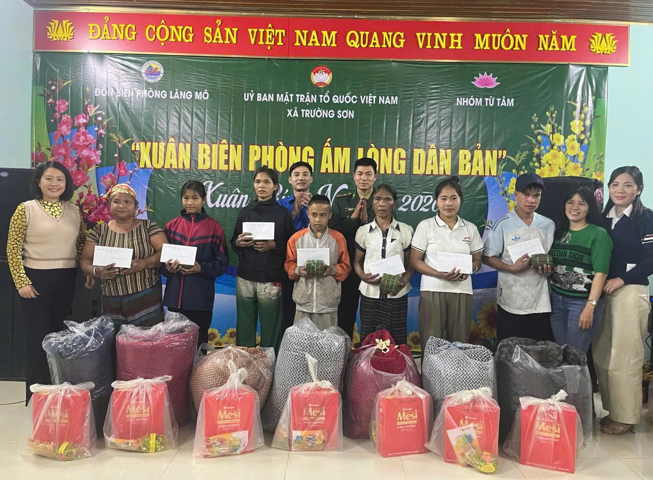 Ban tổ chức chương trình tặng quà cho người dân ban Chân Trộông - Ảnh: X.V
