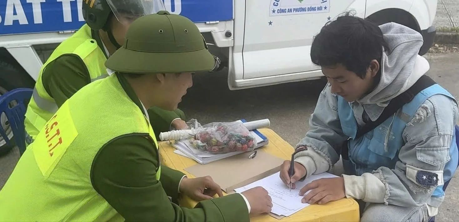 Người dân tự nguyện giao nộp pháo cho Công an, góp phần chung tay giữ gìn an ninh, trật tự dịp lễ, Tết năm 2026 - Ảnh: N.L