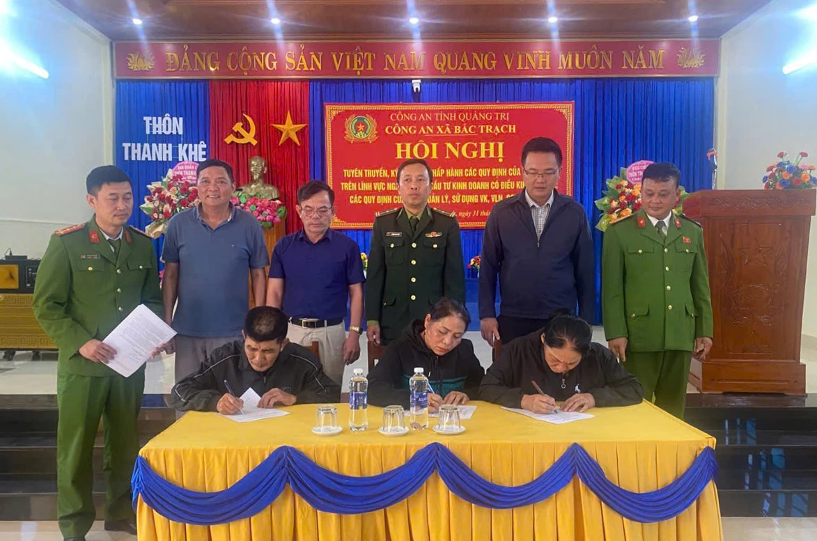 Các hộ dân ký cam kết chấp hành các quy định pháp luật về quản lý, sử dụng vũ khí, vật liệu nổ và pháo - Ảnh: N.L