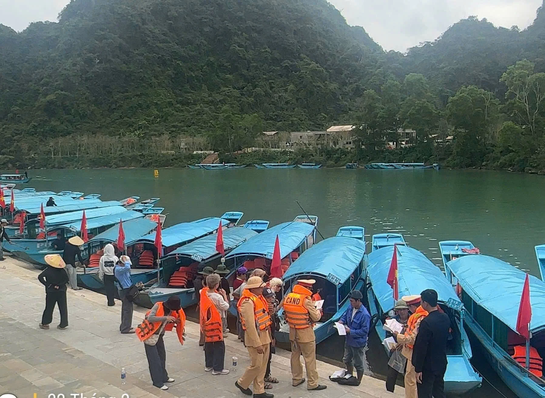 Cảnh sát giao thông, Công an tỉnh tuyên truyền, hướng dẫn người dân chấp hành Luật Giao thông đường thuỷ nội địa - Ảnh: N.M.P