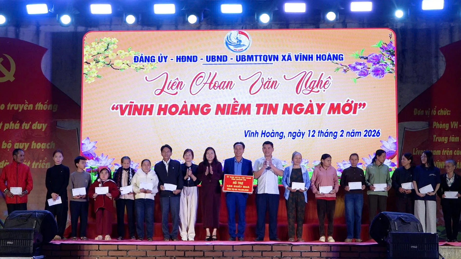 Ban Tổ chức trao quà Tết cho những hoàn cảnh khó khăn - Ảnh: T.D