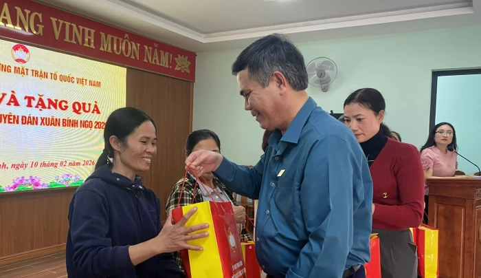 Lãnh đạo Đảng ủy MTTQ, các đoàn thể Trung ương tặng quà Tết cho hộ nghèo, hộ có hoàn cảnh đặc biệt khó khăn
