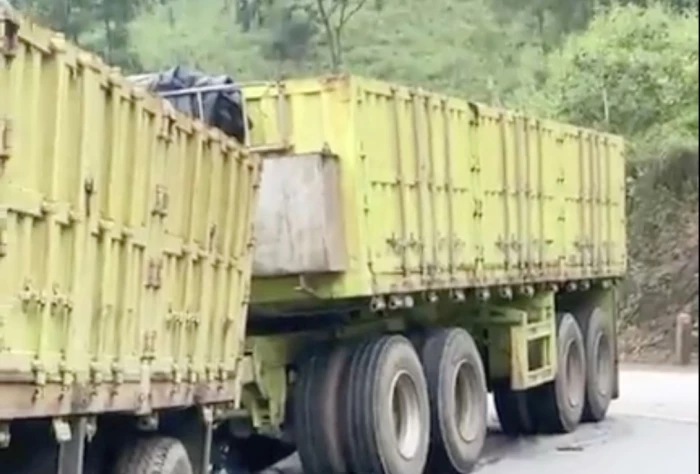 Va chạm giữa xe đầu kéo và mô tô trên Quốc lộ 12A, một người tử vong