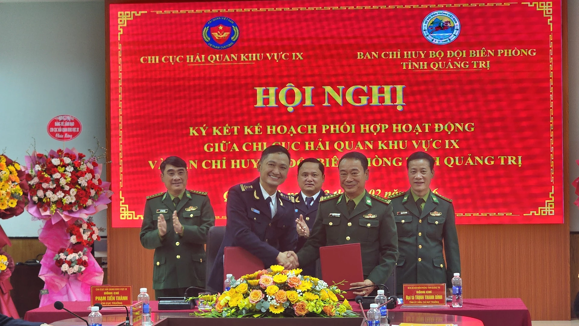 Lãnh đạo hai đơn vị ký kết phối hợp hoạt động nhằm tăng cường trách nhiệm quản lý trong thời gian tới - Ảnh: TH