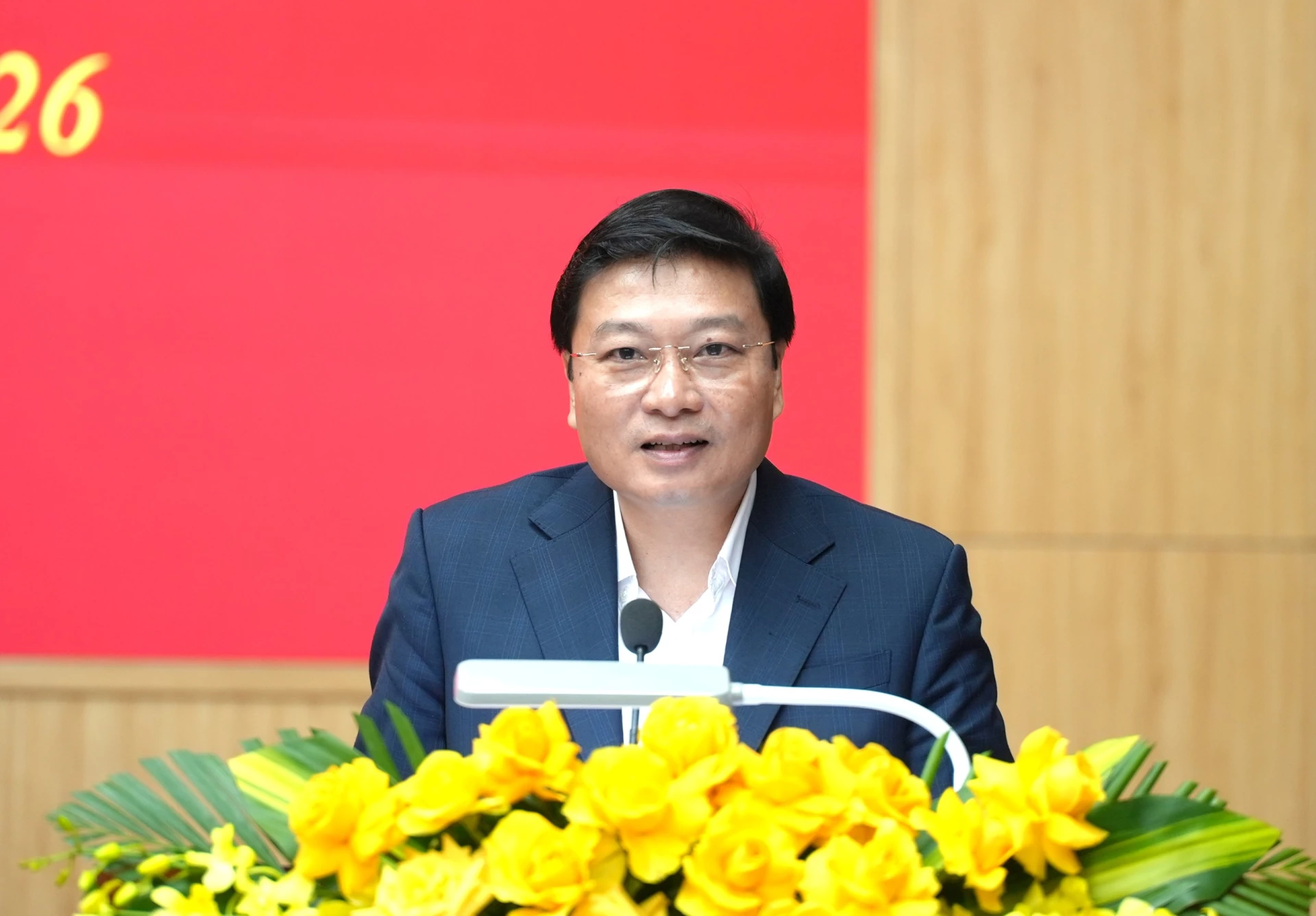 Đồng chí Lê Hồng Vinh, Chủ tịch UBND tỉnh ghi nhận, đánh giá cao sự nỗ lực, đóng góp của đội ngũ phóng viên báo chí, văn nghệ sĩ đối với sự phát triển của tỉnh - Ảnh: T.Đ