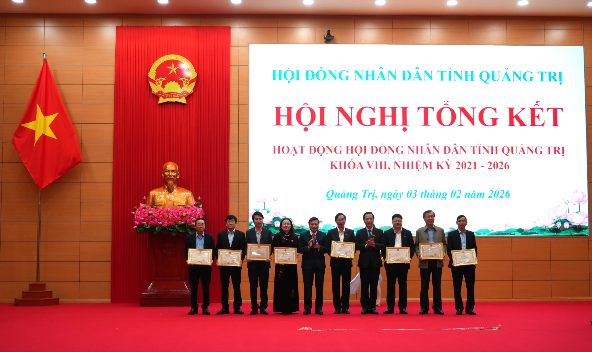 Đồng chí Lê Hồng Vinh, Chủ tịch UBND tỉnh và đồng chí Hoàng Nam, Phó Chủ tịch Thường trực UBND tỉnh trao bằng khen cho các tập thể - Ảnh: T.Đ