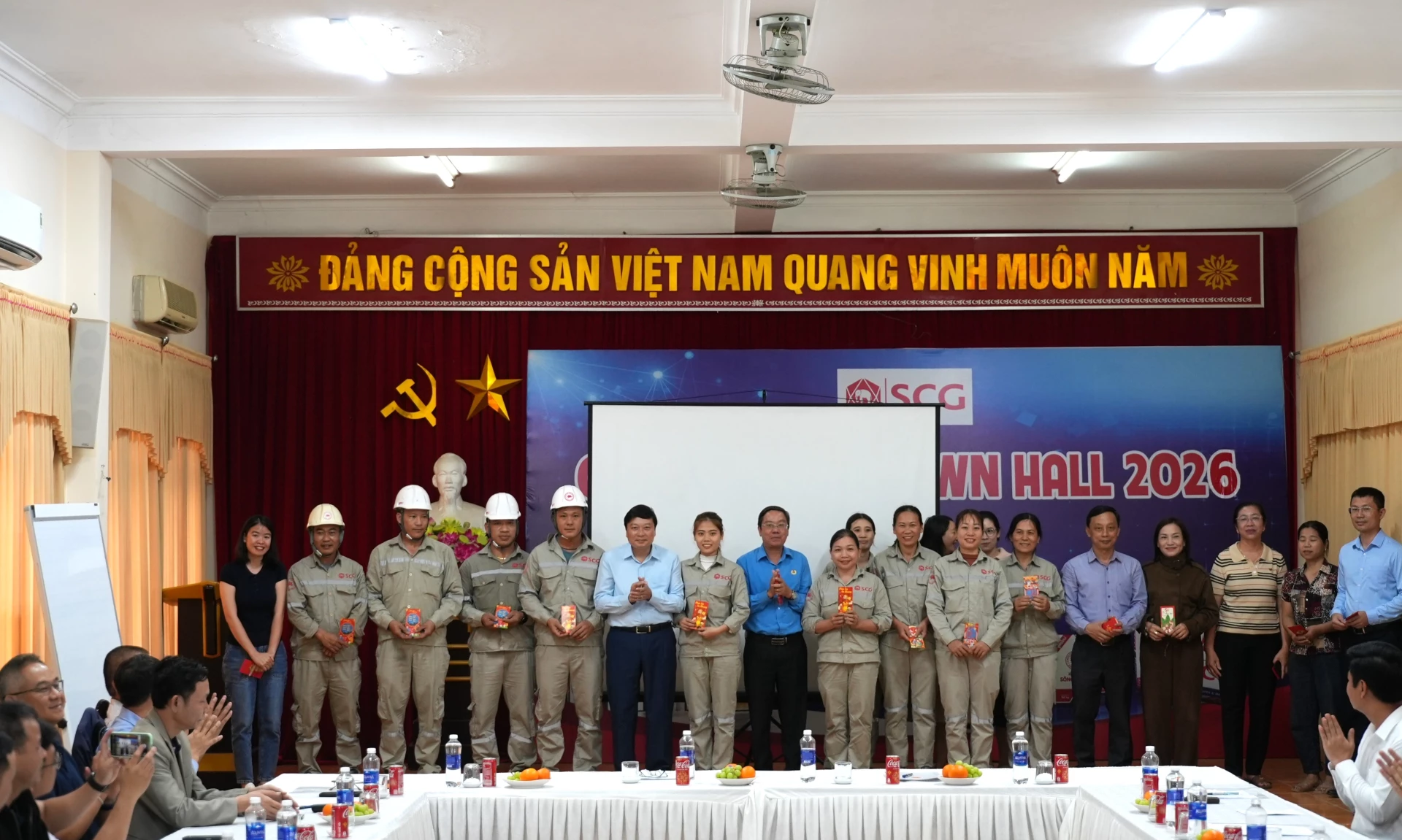 Đồng chí Lê Hồng Vinh, Chủ tịch UBND tỉnh tặng quà cho công nhân của Công ty Cổ phần xi măng Sông Gianh và Công ty Cổ phần vật liệu xây dựng Việt Nam - Ảnh: T.Đ