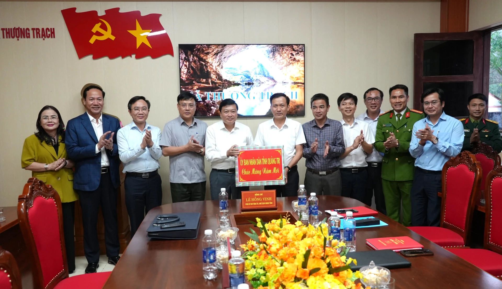 Đồng chí Lê Hồng Vinh, Chủ tịch UBND tỉnh tặng quà cho lãnh đạo xã Thượng Trạch và gửi lời chúc năm mới tốt đẹp nhất đến cán bộ, Đảng viên và bà con Nhân dân trên địa bàn - Ảnh: T.Đ