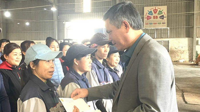 Đồng chí Phó Bí thư Đảng ủy MTTQ, các đoàn thể Trung ương thăm và tặng quà Tết cho người lao động