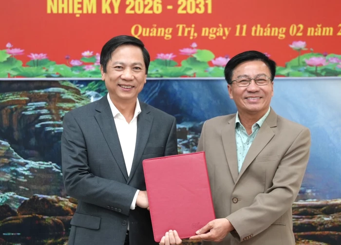 Bàn giao danh sách chính thức người đủ tiêu chuẩn ứng cử đại biểu Quốc hội và đại biểu HĐND tỉnh