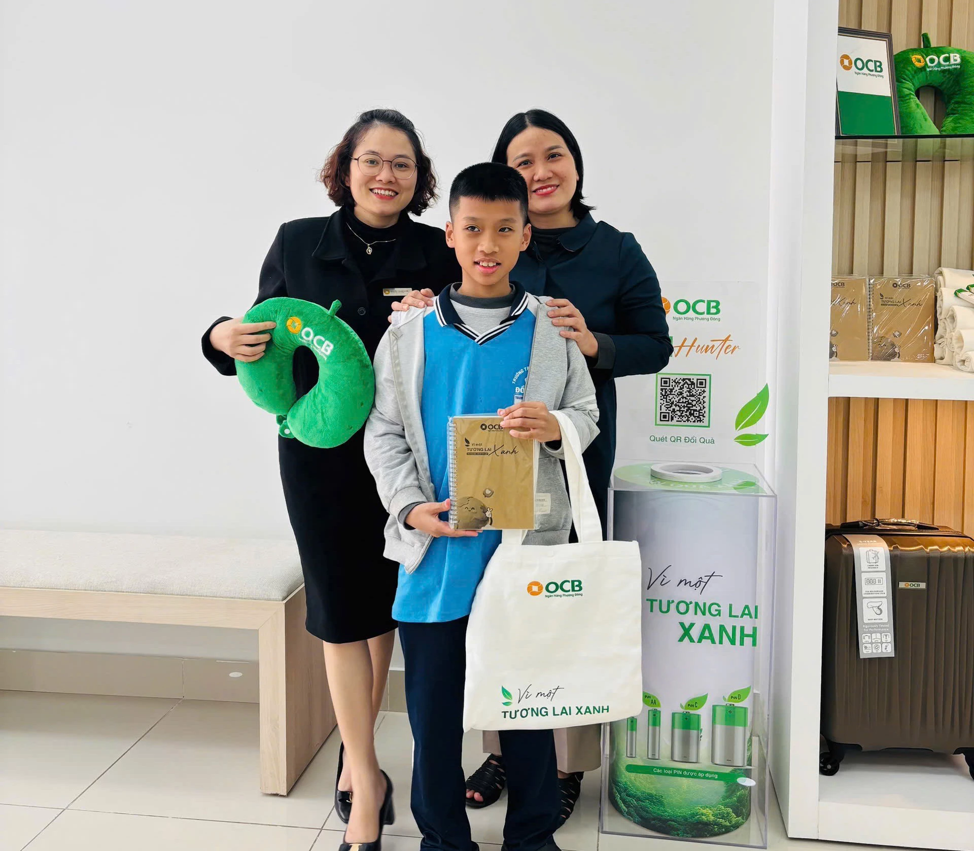 Đều đặn 2-3 tuần một lần, cháu Nguyễn Uy lại đến OCB chi nhánh Quảng Bình để đổi pin cũ đã qua sử dụng lấy quà - Ảnh T.A