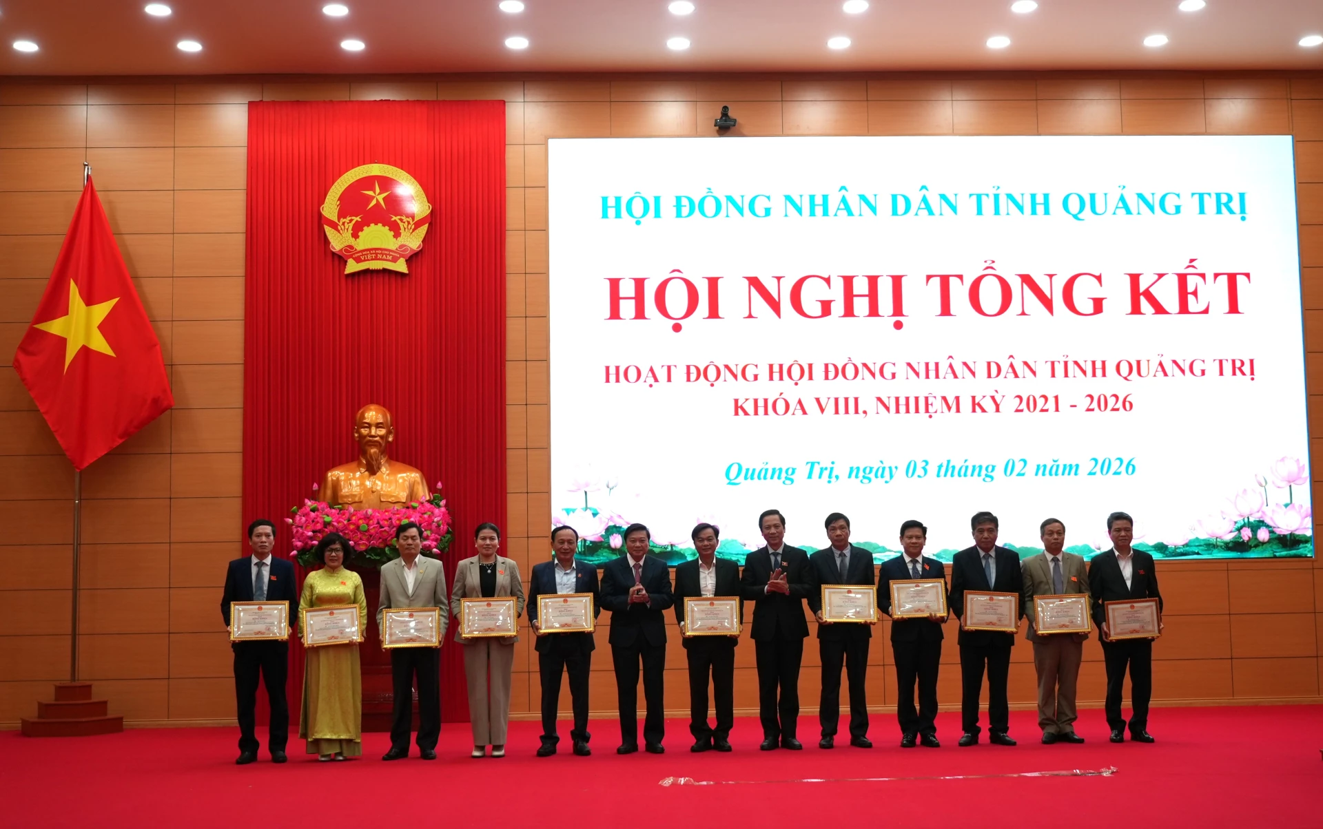 Đồng chí Lê Hồng Vinh, Chủ tịch UBND tỉnh và đồng chí Hoàng Nam, Phó Chủ tịch Thường trực UBND tỉnh trao bằng khen cho các cá nhân - Ảnh: T.Đ