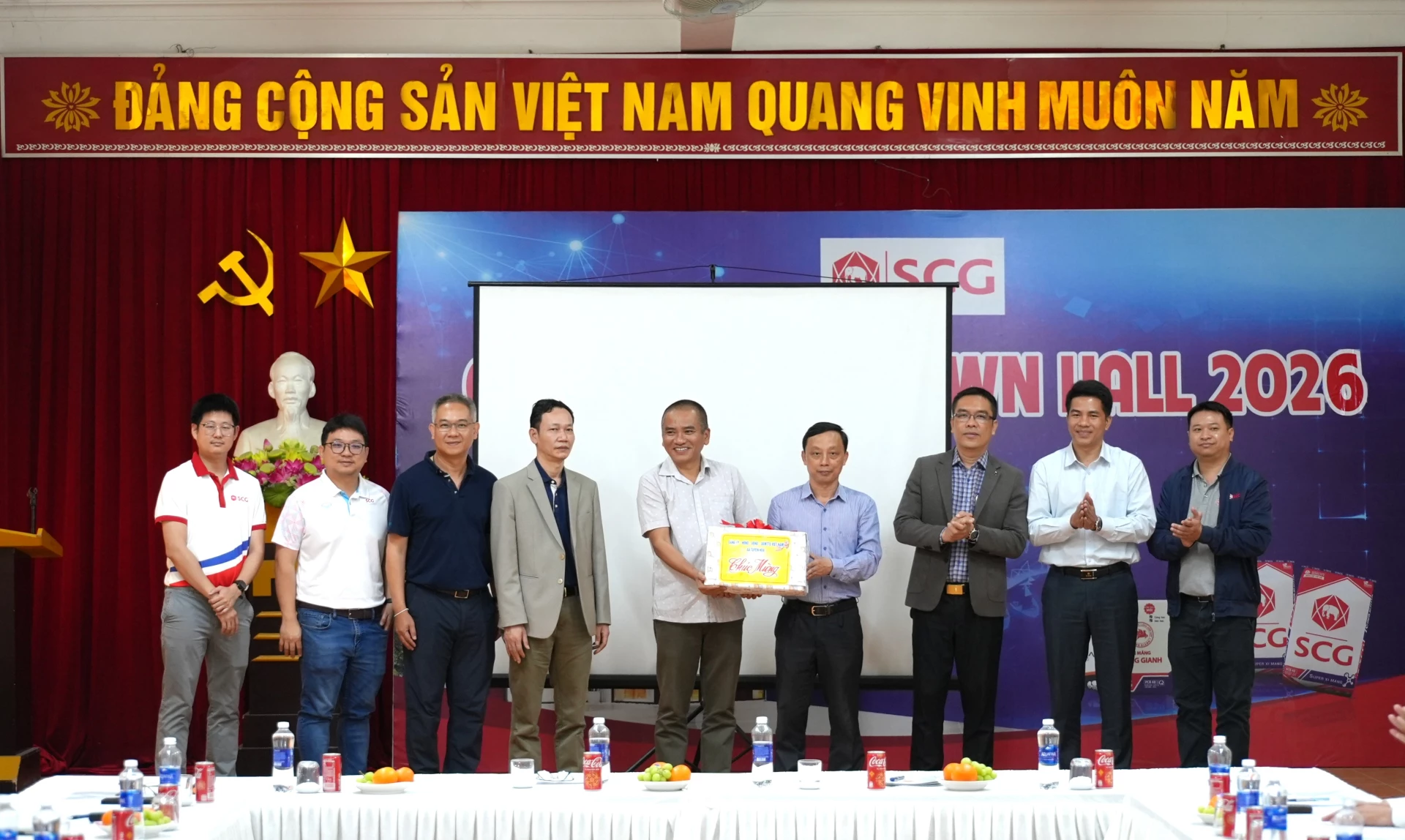 Lãnh đạo xã Tuyên Hóa tặng quà cho Ban lãnh đạo Công ty Cổ phần xi măng Sông Gianh và Công ty Cổ phần vật liệu xây dựng Việt Nam - Ảnh: T.Đ