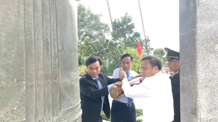 Đoàn đại biểu tỉnh Quảng Trị dâng hương tưởng nhớ các Anh hùng liệt sĩ