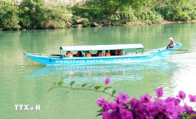 Du khách di chuyển bằng thuyền tham quan động Phong Nha những ngày giáp Tết Nguyên đán Bính Ngọ 2026. (Ảnh: Tá Chuyên/ TTXVN)
