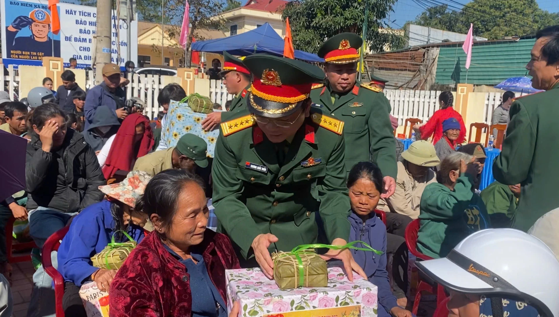 Hoạt động nhằm củng cố khối đại đoàn kết quân – dân nơi Biên giới - Ảnh: Hoàng Hùng