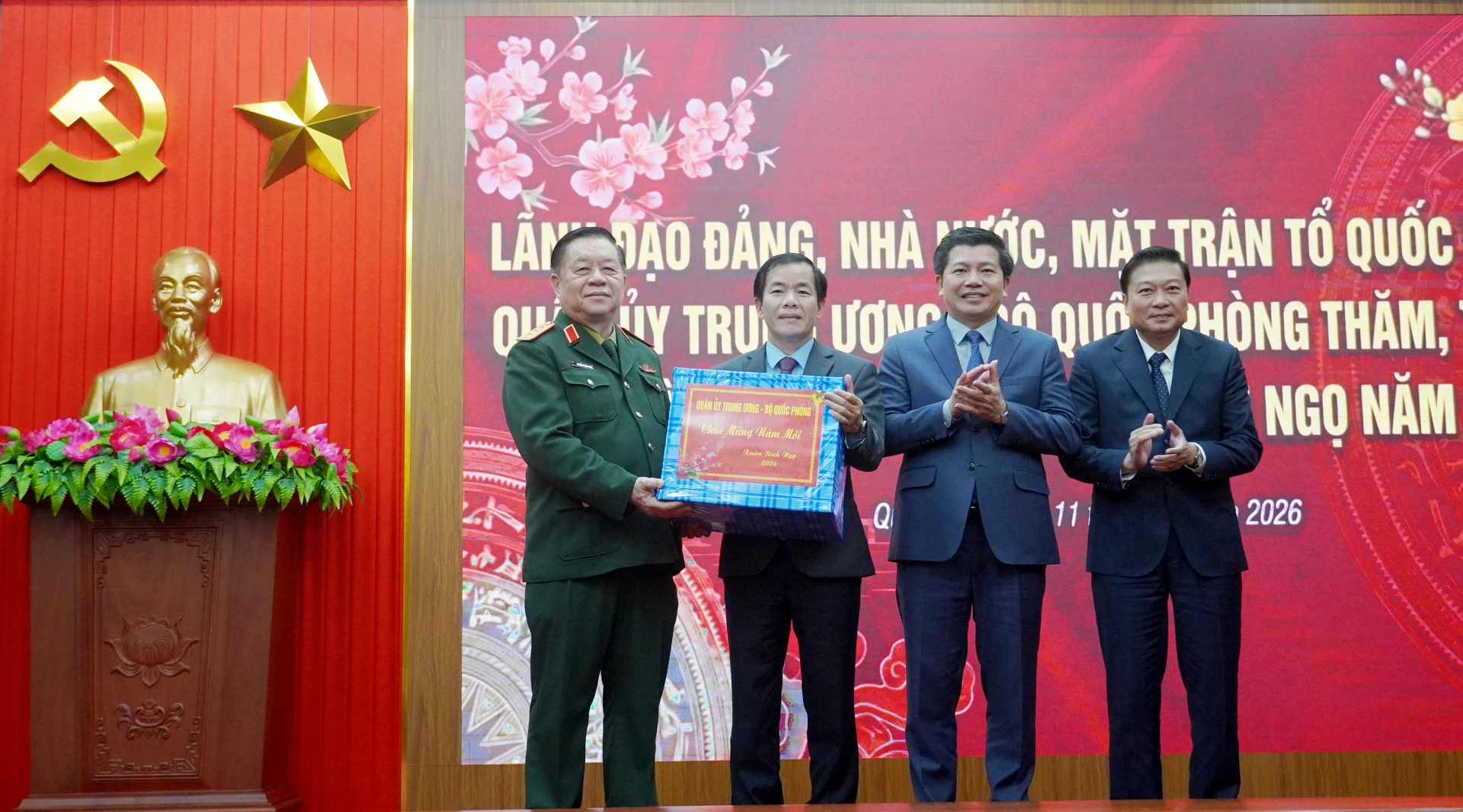 Đại tướng Nguyễn Trọng Nghĩa tặng quà, chúc Tết tỉnh Quảng Trị - Ảnh: X.P