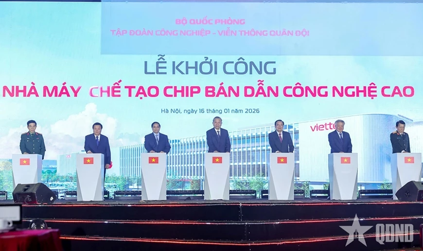 Lãnh đạo Đảng, Nhà nước, Quân đội thực hiện nghi thức khởi công Nhà máy chế tạo chip bán dẫn công nghệ cao của Tập đoàn Công nghiệp-Viễn thông Quân đội (Viettel). Ảnh: TRỌNG HẢI