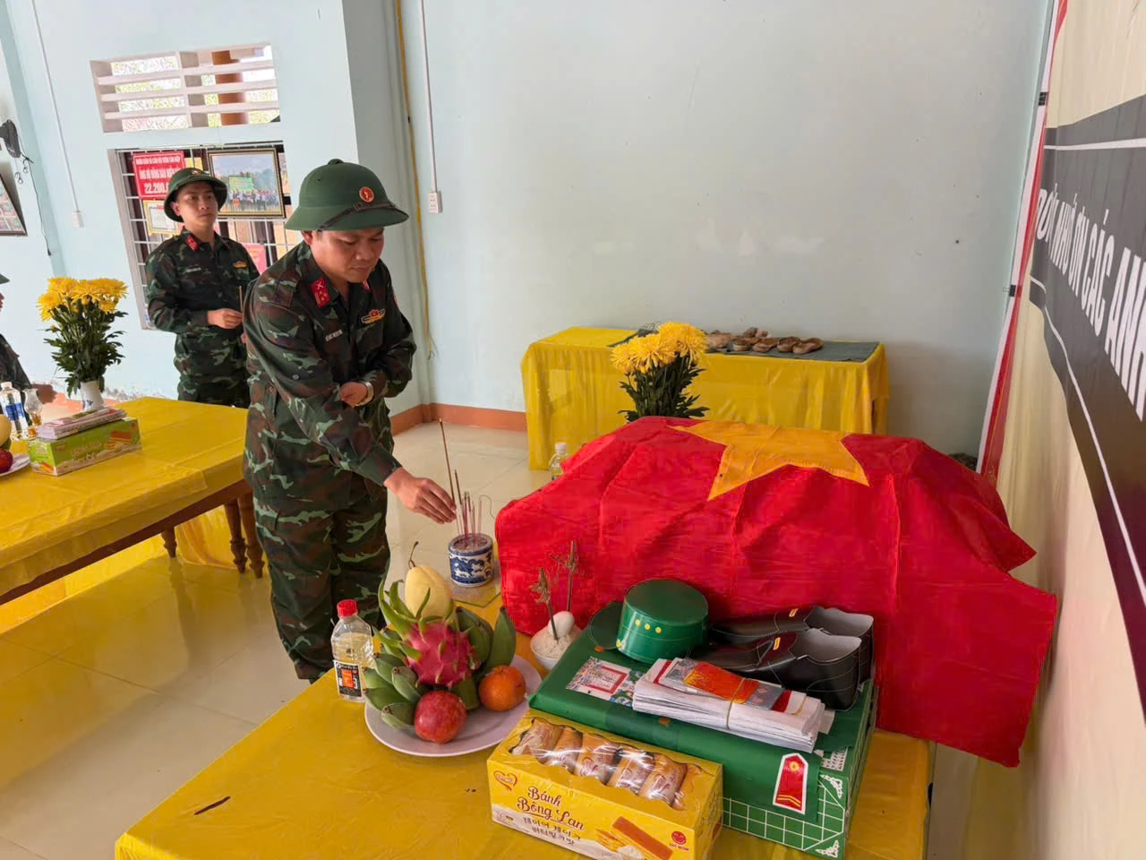 Đoàn công tác Phòng Chính trị, Sư đoàn 968 dâng hương tri ân liệt sĩ vừa được tìm thấy.