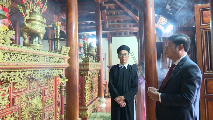 Dâng hương tại đình làng Lập Thạch nhân kỷ niệm 96 năm Ngày thành lập Đảng Cộng sản Việt Nam