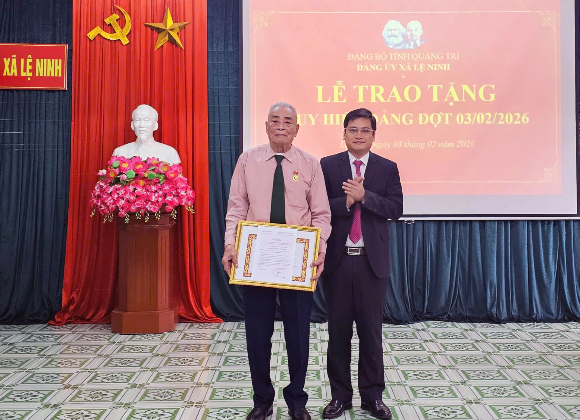 Lãnh đạo xã Lệ Ninh trao Huy hiệu 70 năm tuổi Đảng cho đảng viên Trần Văn Chuyên - Ảnh: HM