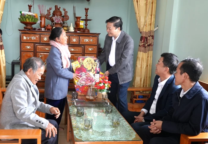 Đồng chí Chủ tịch UBND tỉnh thăm gia đình chính sách và các đồng chí nguyên lãnh đạo tỉnh