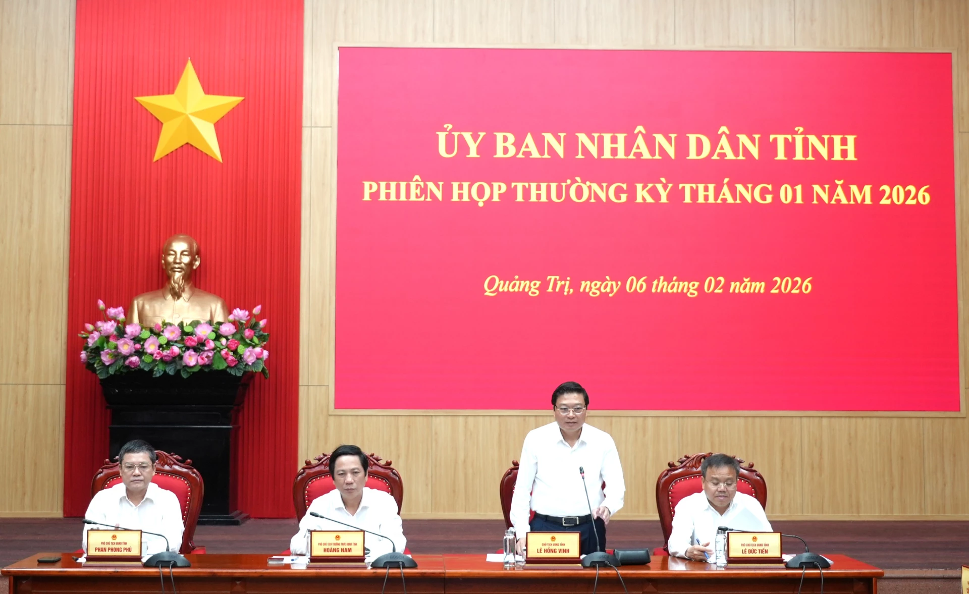 Đồng chí Lê Hồng Vinh, Chủ tịch UBND tỉnh và các đồng chí Phó Chủ tịch UBND tỉnh chủ trì phiên họp - Ảnh: T.Đ