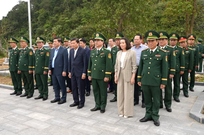 Lãnh đạo tỉnh và Bộ Tư lệnh Bộ đội Biên phòng tri ân các anh hùng liệt sĩ, hỗ trợ an sinh xã hội cho đồng bào khu vực biên giới