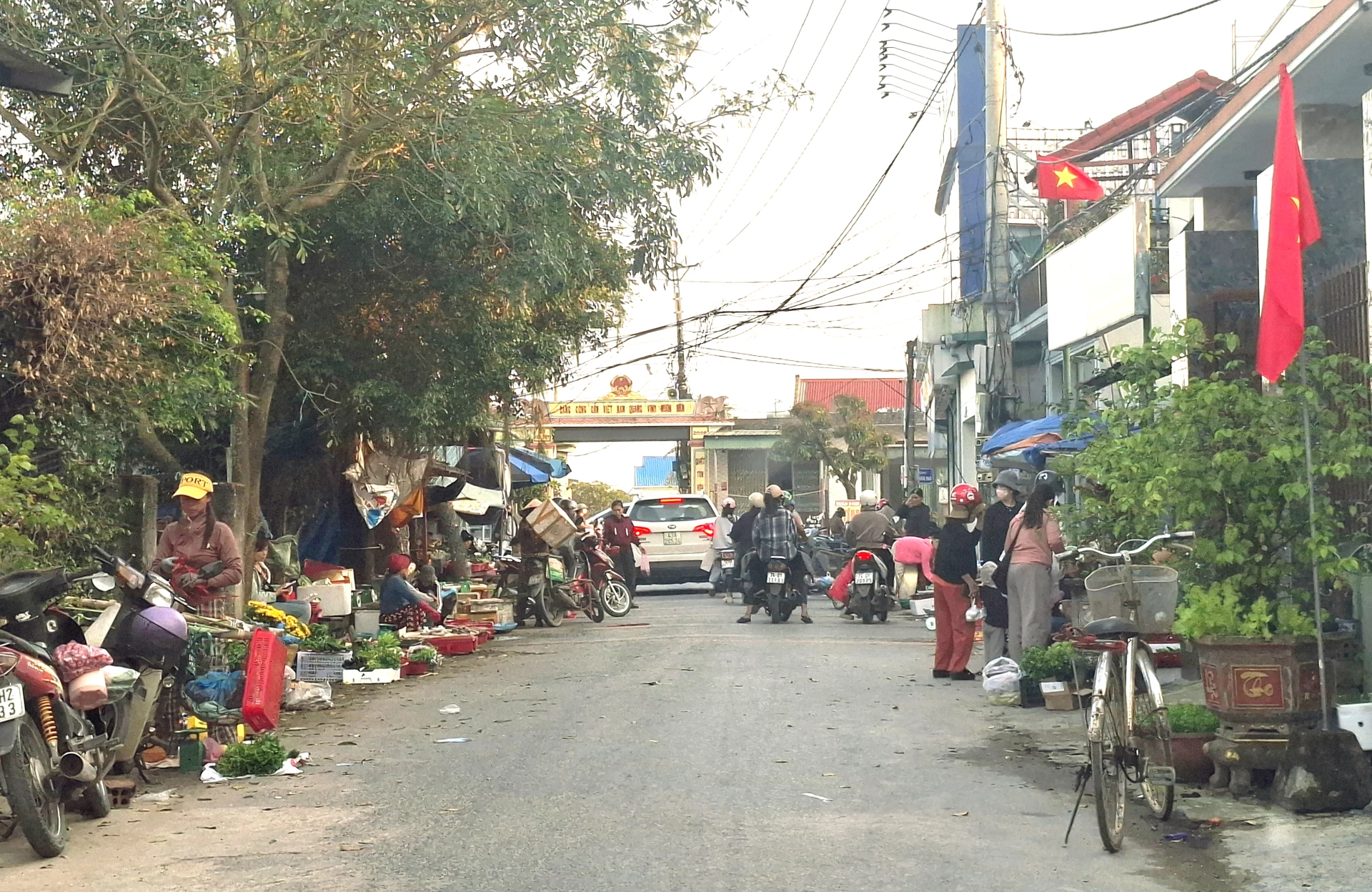Người mua, người bán, xe đạp, xe máy dừng đỗ bừa bãi gây mất an toàn giao thông - Ảnh: S.H