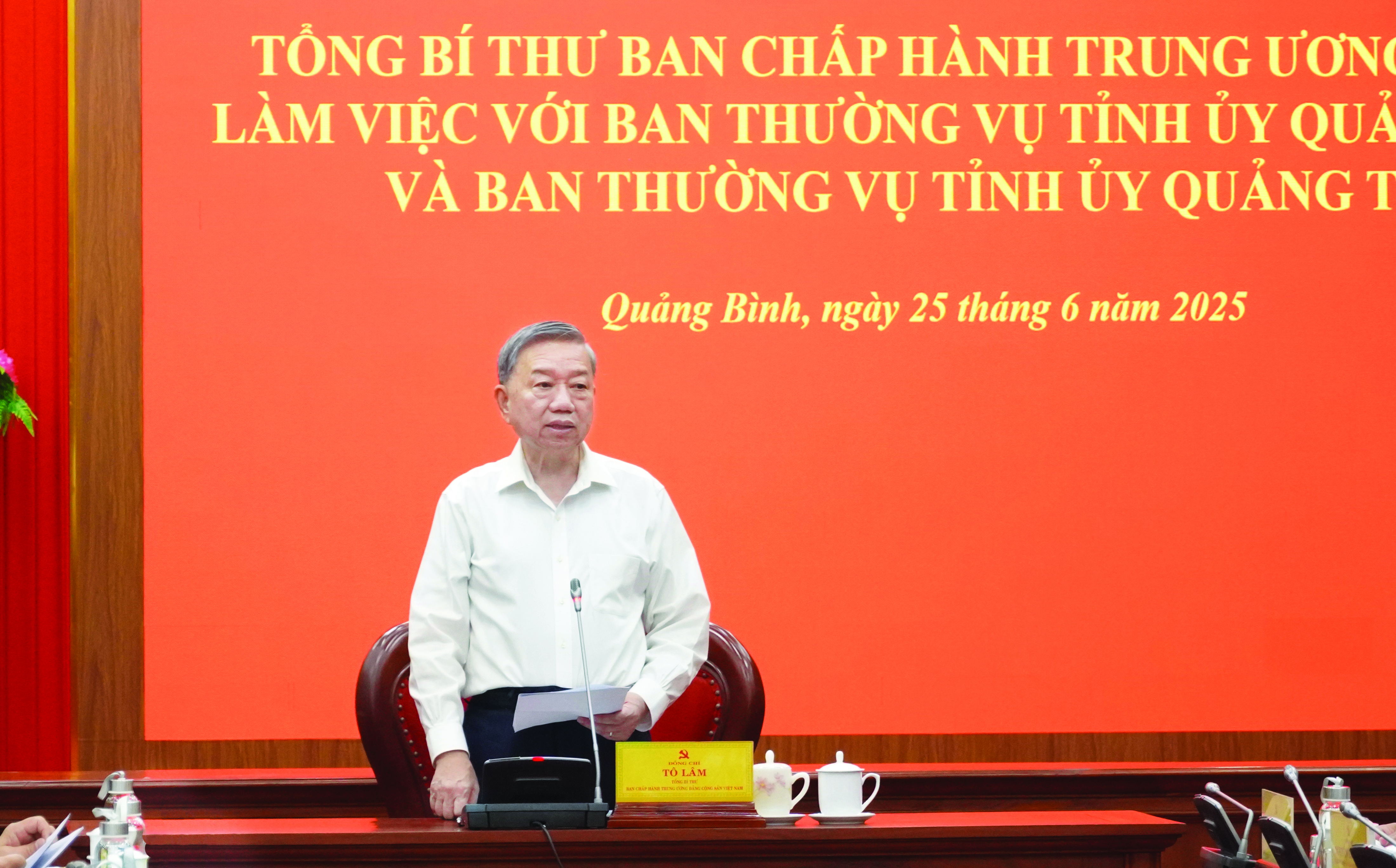 Tổng Bí thư Tô Lâm phát biểu chỉ đạo tại cuộc làm việc với Ban Thường vụ Tỉnh ủy Quảng Bình và Ban Thường vụ Tỉnh ủy Quảng Trị - Ảnh: N.H