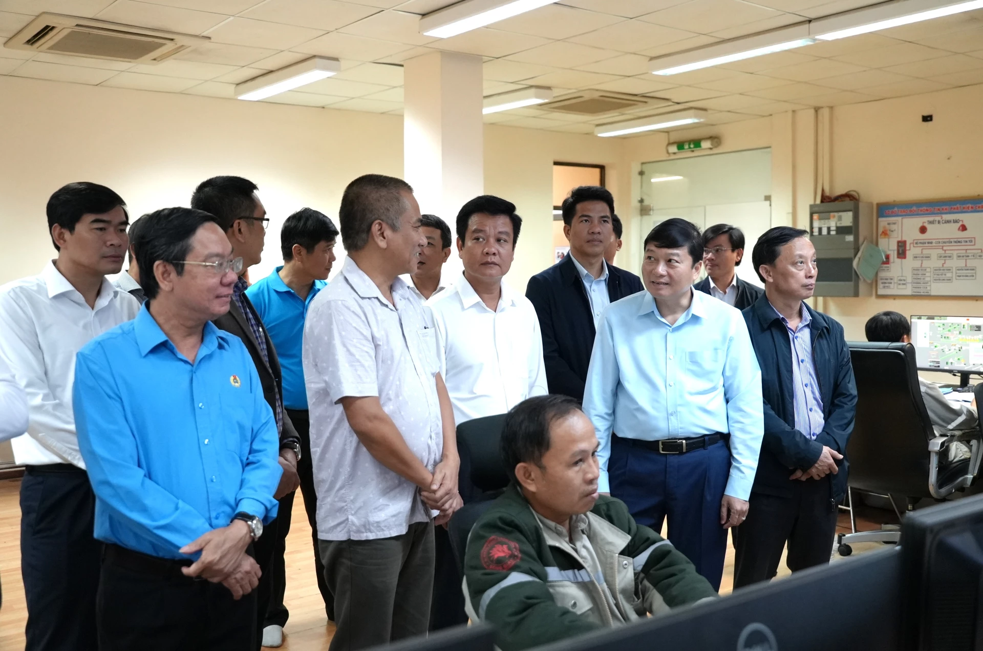 Đồng chí Lê Hồng Vinh, Chủ tịch UBND tỉnh kiểm tra tại khu nhà điều hành dây chuyền sản xuất Clinker của Công ty Cổ phần xi măng Sông Gianh - Ảnh: T.Đ