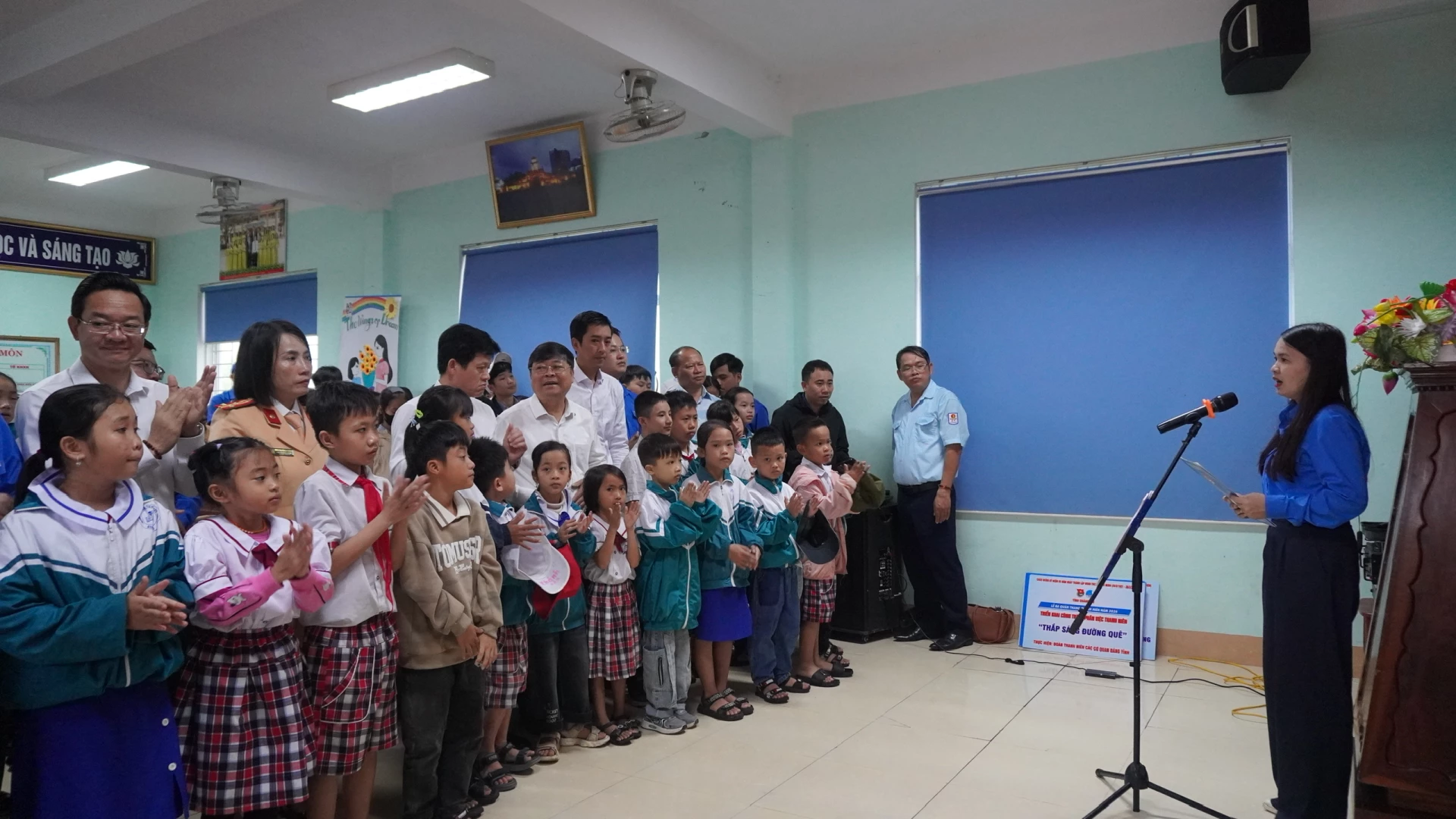 Bí thư Tỉnh Đoàn Quảng Trị Trần Thị Thu phát biểu tại buổi Lễ ra quân Tháng Thanh niên 2026. Ảnh: H.T