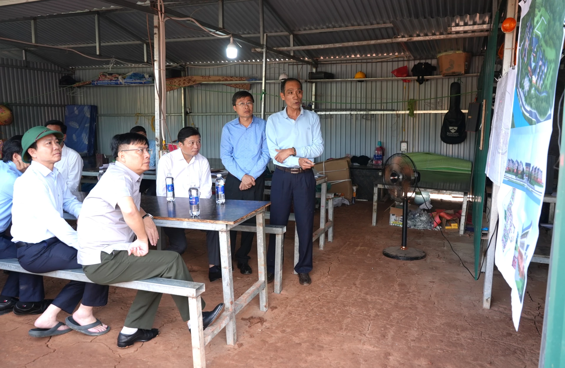 Đồng chí Lê Hồng Vinh, Chủ tịch UBND tỉnh nghe báo cáo tiến độ thực hiện dự án Trường Nội trú Tiểu học và Trung học cơ sở Thượng Trạch - Ảnh: T.Đ