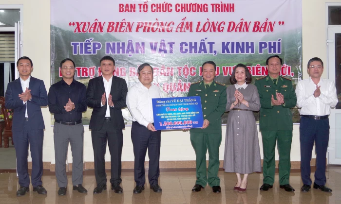 Đồng chí Chủ tịch UBND TP. Hà Nội thăm, chúc Tết Ban Chỉ huy Bộ đội Biên phòng tỉnh
