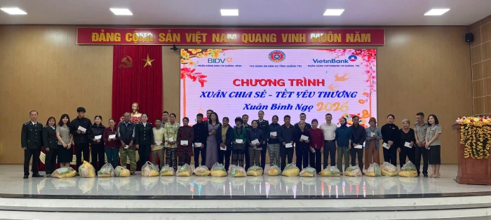 Trao tặng 52 suất quà Tết tại Chương trình 'Xuân chia sẻ - Tết yêu thương'