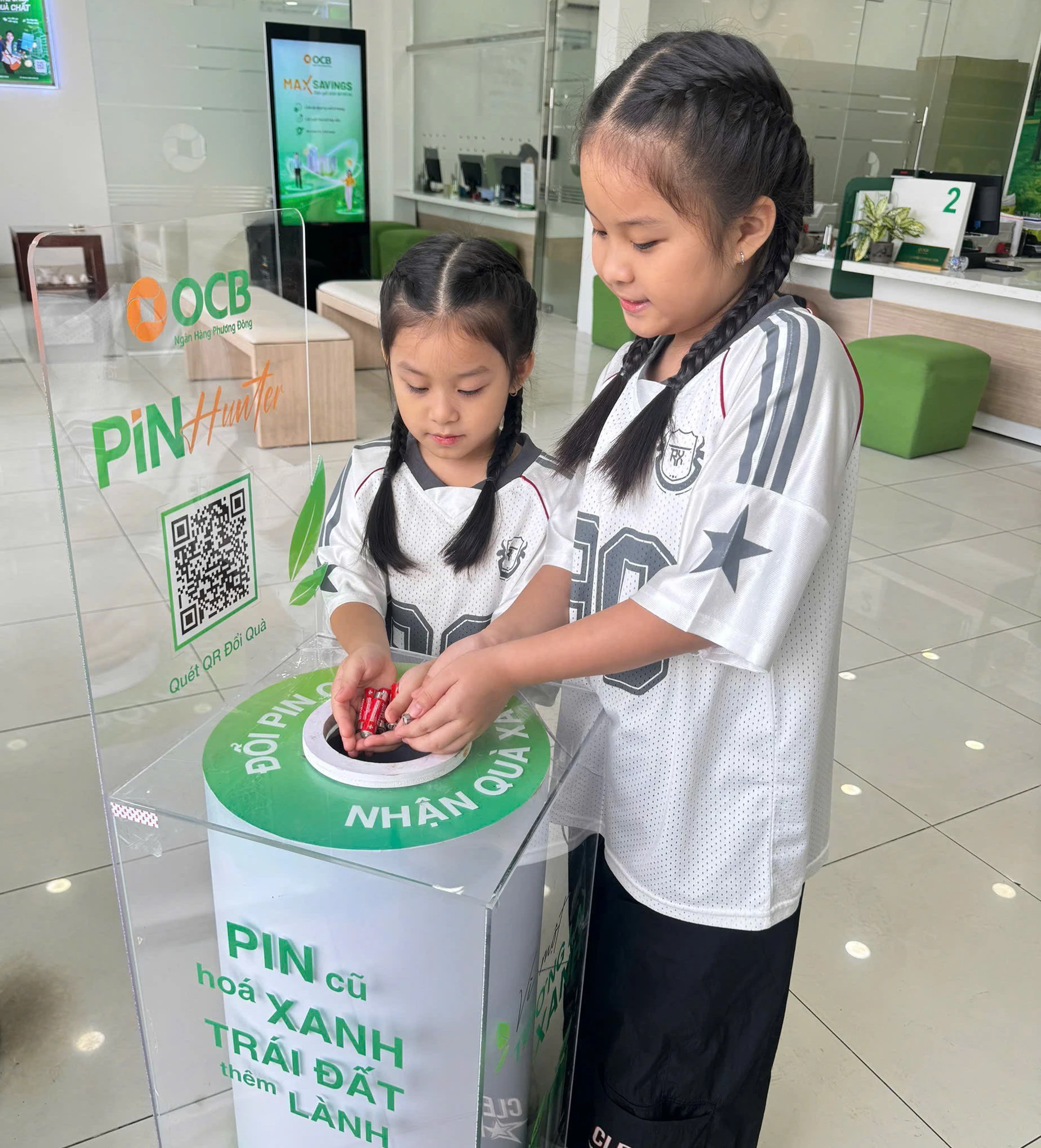 Chương trình “Thu pin cũ-Đổi quà xanh” thu hút nhiều người tham gia, trong đó có nhiều em nhỏ - Ảnh T.A